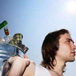 Women believe men should take out bins and mow lawns (Женщины считают, что мужчины должны выносить мусорное ведро и косить газон)