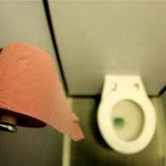 Thief breaks into bank lavatory (Вор вломился в банковский туалет)