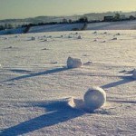 Rare self-rolling giant snow balls found in UK (В Британии обнаружены редкие само-скатывающиеся огромные снежные комы)