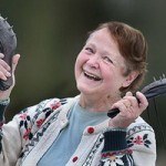 Teenage handbag thief outpaced by 72-year-old ex-sprinter (72-летняя женщина обогнала несовершеннолетнюю грабительницу)